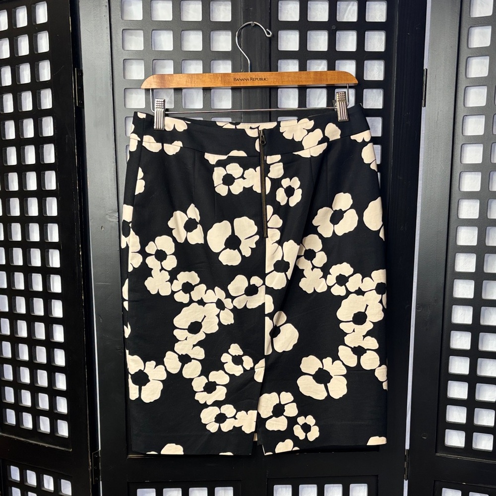 🖤 LOFT Black Cream Floral Midi Skirt Women’s Size 6, back zip with stretch🖤 - Picture 6 of 16